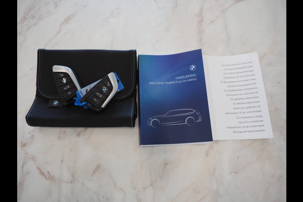 BMW 3 Serie Touring 320e Shadow Line | Camera | Trekhaak | Leder/Stof | DAB | LED | Cruise | Carplay