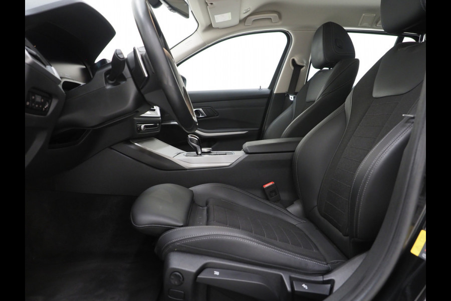 BMW 3 Serie Touring 320e Shadow Line | Camera | Trekhaak | Leder/Stof | DAB | LED | Cruise | Carplay