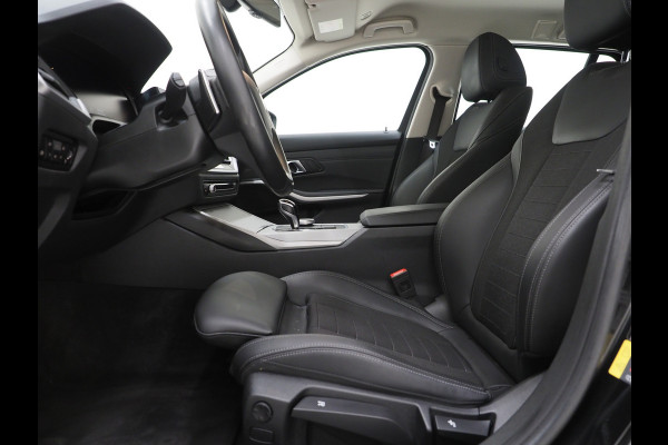 BMW 3 Serie Touring 320e Shadow Line | Camera | Trekhaak | Leder/Stof | DAB | LED | Cruise | Carplay
