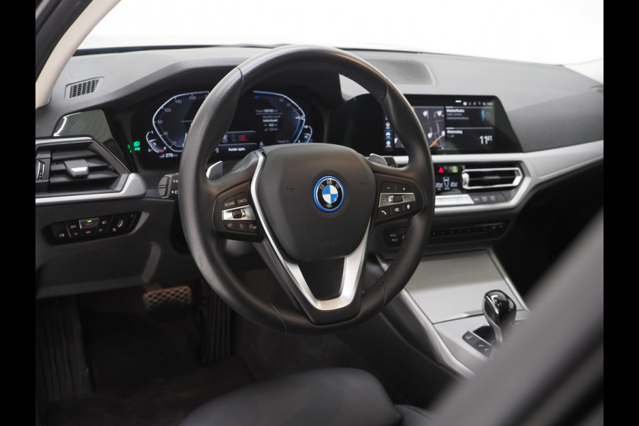 BMW 3 Serie Touring 320e Shadow Line | Camera | Trekhaak | Leder/Stof | DAB | LED | Cruise | Carplay