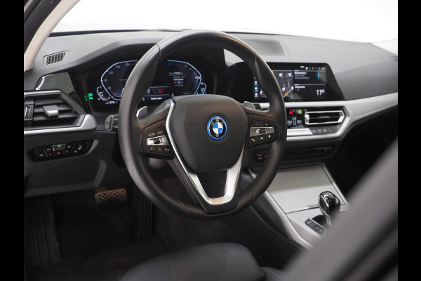 BMW 3 Serie Touring 320e Shadow Line | Camera | Trekhaak | Leder/Stof | DAB | LED | Cruise | Carplay