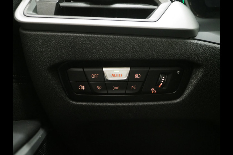 BMW 3 Serie Touring 320e Shadow Line | Camera | Trekhaak | Leder/Stof | DAB | LED | Cruise | Carplay