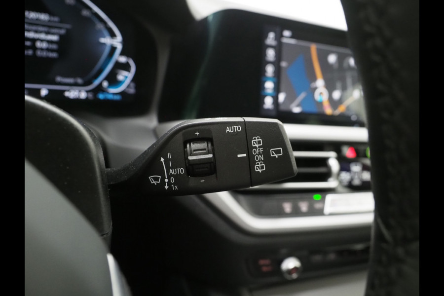 BMW 3 Serie Touring 320e Shadow Line | Camera | Trekhaak | Leder/Stof | DAB | LED | Cruise | Carplay