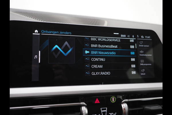 BMW 3 Serie Touring 320e Shadow Line | Camera | Trekhaak | Leder/Stof | DAB | LED | Cruise | Carplay
