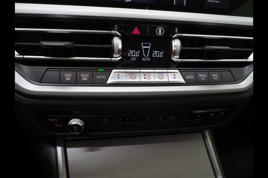 BMW 3 Serie Touring 320e Shadow Line | Camera | Trekhaak | Leder/Stof | DAB | LED | Cruise | Carplay