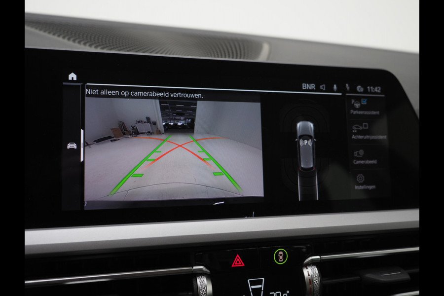 BMW 3 Serie Touring 320e Shadow Line | Camera | Trekhaak | Leder/Stof | DAB | LED | Cruise | Carplay