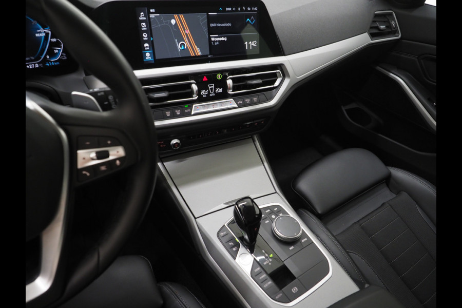 BMW 3 Serie Touring 320e Shadow Line | Camera | Trekhaak | Leder/Stof | DAB | LED | Cruise | Carplay