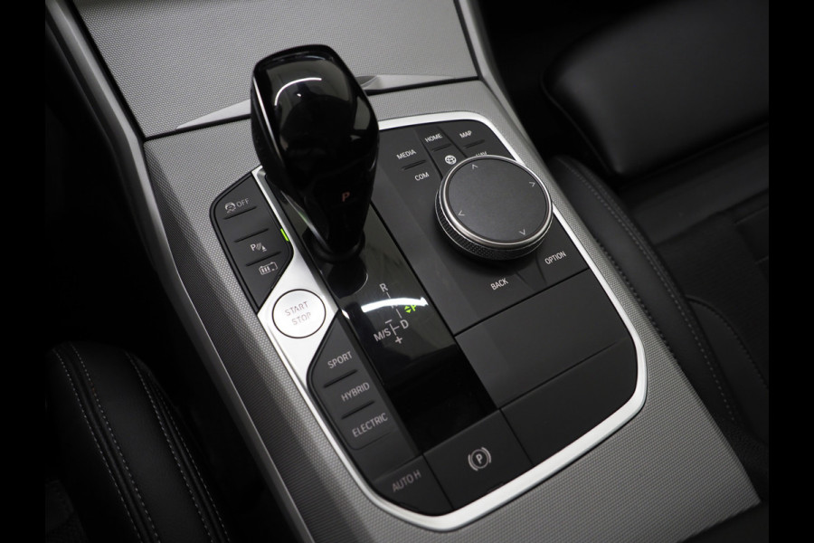BMW 3 Serie Touring 320e Shadow Line | Camera | Trekhaak | Leder/Stof | DAB | LED | Cruise | Carplay