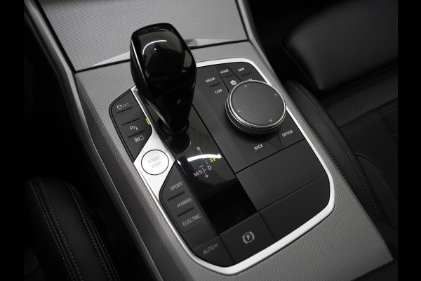 BMW 3 Serie Touring 320e Shadow Line | Camera | Trekhaak | Leder/Stof | DAB | LED | Cruise | Carplay