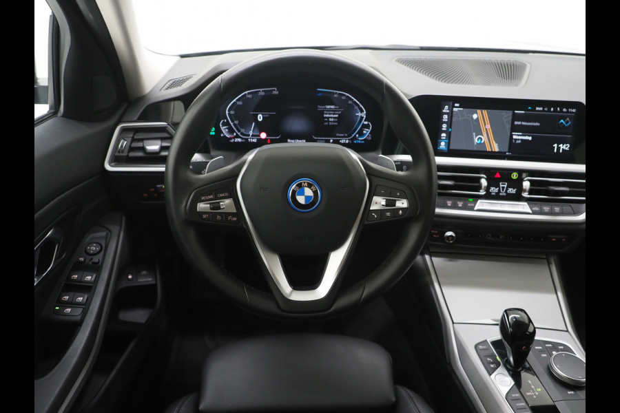 BMW 3 Serie Touring 320e Shadow Line | Camera | Trekhaak | Leder/Stof | DAB | LED | Cruise | Carplay