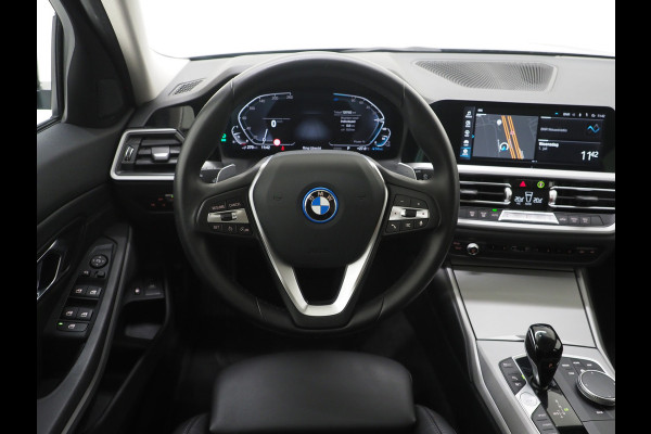 BMW 3 Serie Touring 320e Shadow Line | Camera | Trekhaak | Leder/Stof | DAB | LED | Cruise | Carplay