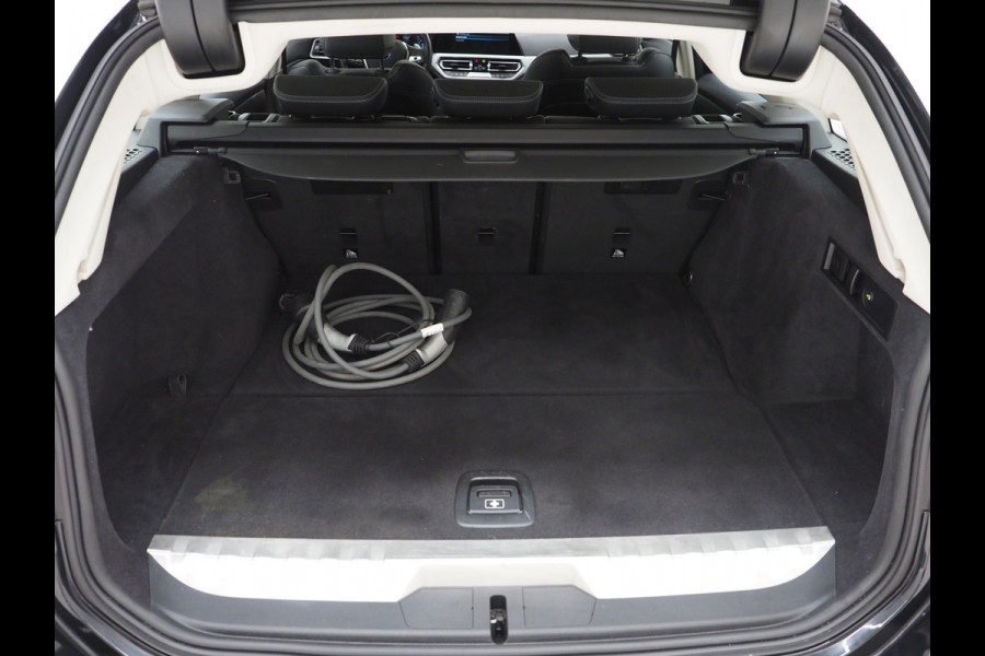 BMW 3 Serie Touring 320e Shadow Line | Camera | Trekhaak | Leder/Stof | DAB | LED | Cruise | Carplay