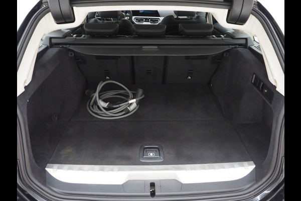 BMW 3 Serie Touring 320e Shadow Line | Camera | Trekhaak | Leder/Stof | DAB | LED | Cruise | Carplay