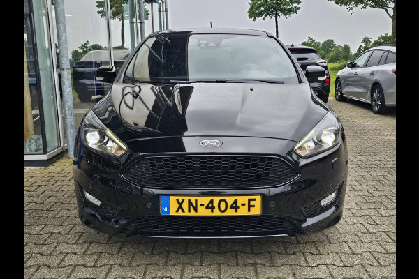 Ford FOCUS Wagon 1.5 Titanium 182 pk | 2de eigenaar | Bi-xenon | Camera | Stuur- en stoelverwarming | 18'' velgen | Zéér netjes!