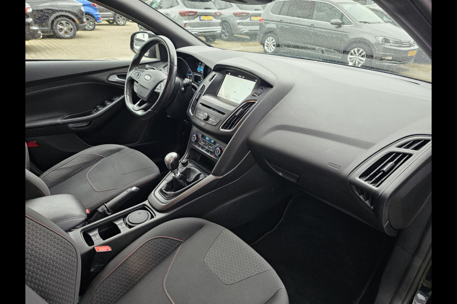 Ford FOCUS Wagon 1.5 Titanium 182 pk | 2de eigenaar | Bi-xenon | Camera | Stuur- en stoelverwarming | 18'' velgen | Zéér netjes!