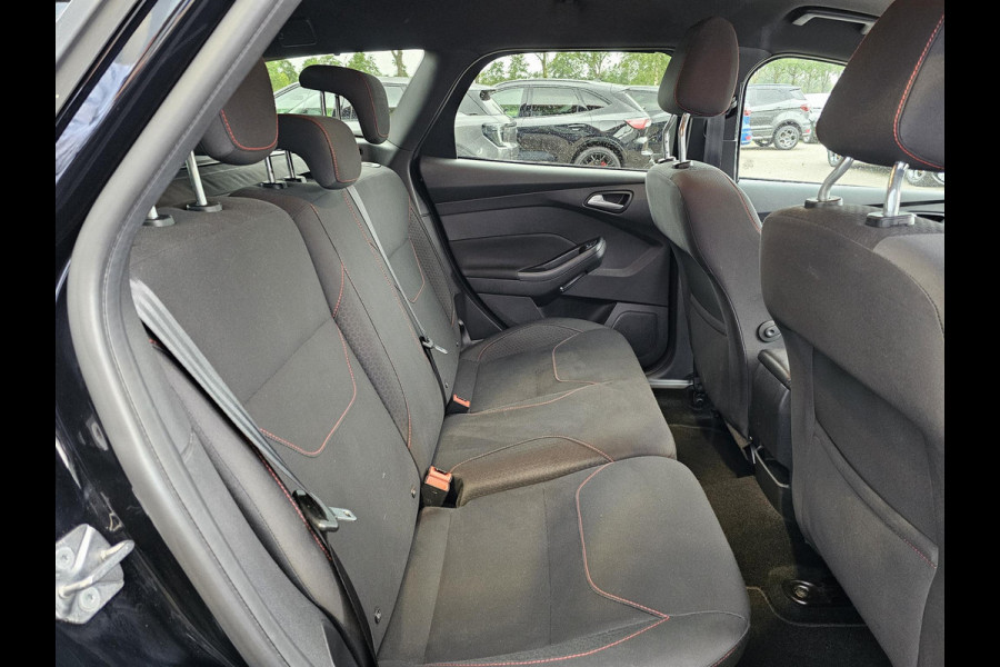 Ford FOCUS Wagon 1.5 Titanium 182 pk | 2de eigenaar | Bi-xenon | Camera | Stuur- en stoelverwarming | 18'' velgen | Zéér netjes!