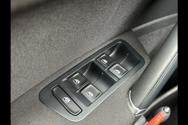 Volkswagen Golf Variant BWJ 2019 | 1.5TSI 131PK Comfortline Bus | TREKHAAK | CLIMA | STOELVERW | NAVI | PDC 2X | CARPLAY |