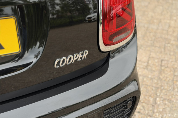 MINI 5-deurs 1.5 Cooper Dalston JCW pakket | Panodak | Kuipstoelen | Sfeerverlichting | Stoelverwarming