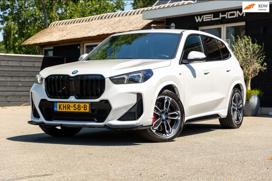 BMW iX1 EDrive 20 M Sport Live Cockpit I Mineralweiss Metallic I Head Up I Led I CarPlay I 360 Camera I M-Sportremmen rood I BTW
