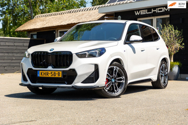 BMW iX1 EDrive 20 M Sport Live Cockpit I Mineralweiss Metallic I Head Up I Led I CarPlay I 360 Camera I M-Sportremmen rood I BTW