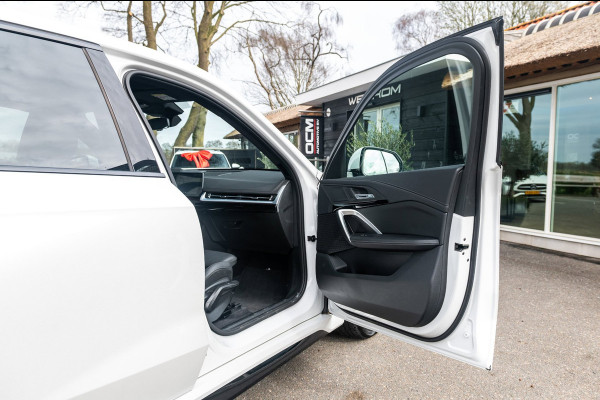 BMW iX1 EDrive 20 M Sport Live Cockpit I Mineralweiss Metallic I Head Up I Led I CarPlay I 360 Camera I M-Sportremmen rood I BTW