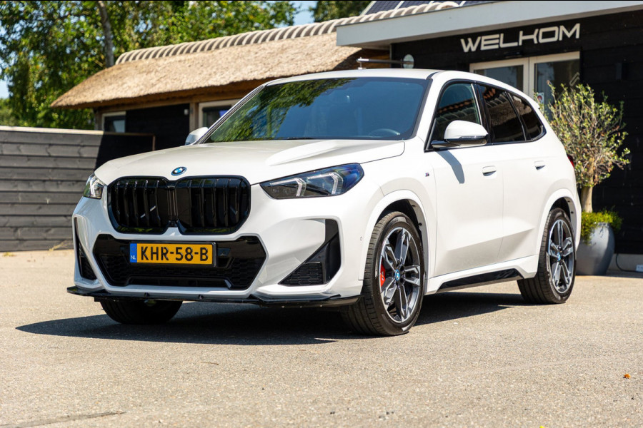 BMW iX1 EDrive 20 M Sport Live Cockpit I Mineralweiss Metallic I Head Up I Led I CarPlay I 360 Camera I M-Sportremmen rood I BTW