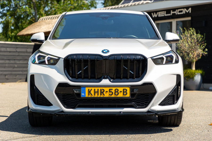 BMW iX1 EDrive 20 M Sport Live Cockpit I Mineralweiss Metallic I Head Up I Led I CarPlay I 360 Camera I M-Sportremmen rood I BTW