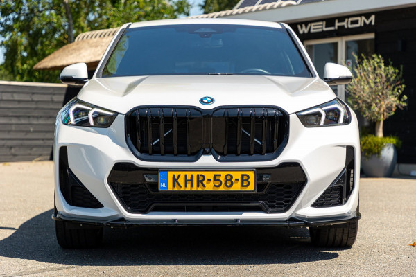 BMW iX1 EDrive 20 M Sport Live Cockpit I Mineralweiss Metallic I Head Up I Led I CarPlay I 360 Camera I M-Sportremmen rood I BTW