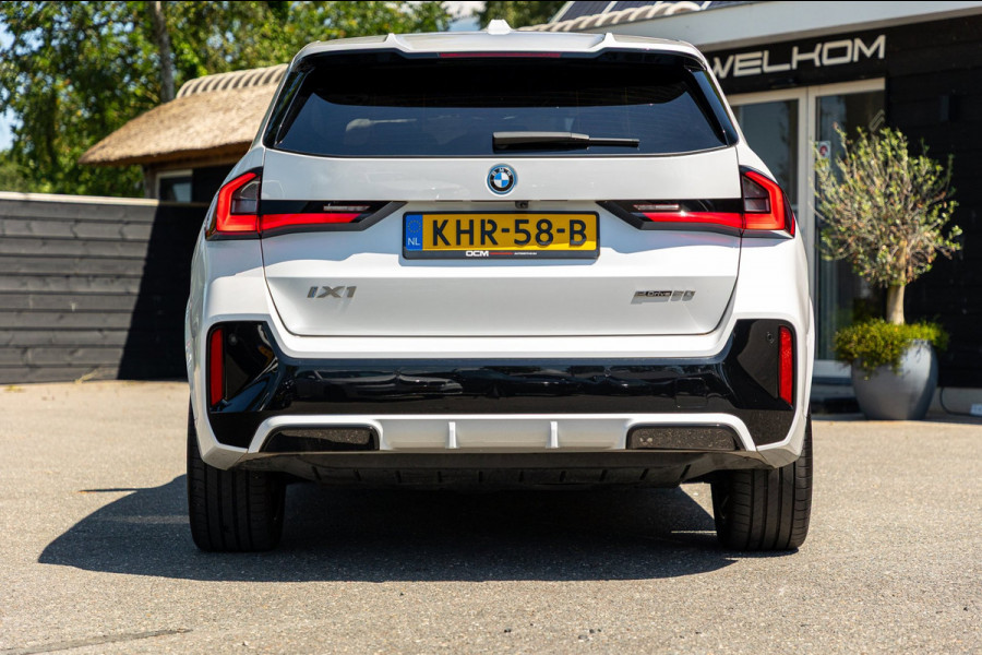 BMW iX1 EDrive 20 M Sport Live Cockpit I Mineralweiss Metallic I Head Up I Led I CarPlay I 360 Camera I M-Sportremmen rood I BTW