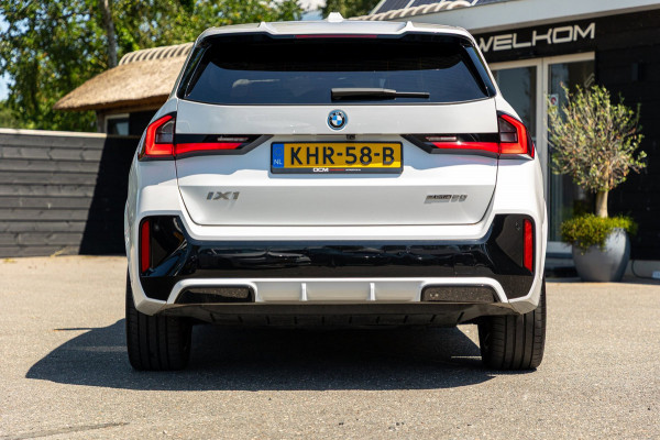 BMW iX1 EDrive 20 M Sport Live Cockpit I Mineralweiss Metallic I Head Up I Led I CarPlay I 360 Camera I M-Sportremmen rood I BTW