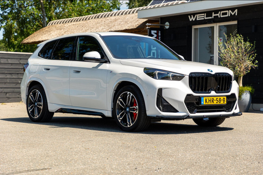 BMW iX1 EDrive 20 M Sport Live Cockpit I Mineralweiss Metallic I Head Up I Led I CarPlay I 360 Camera I M-Sportremmen rood I BTW