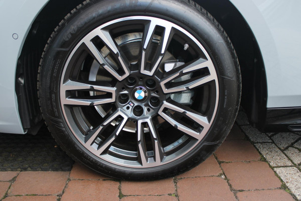 BMW 5 Serie Touring 520i M-SPORT | PANORAMA DAK | TREKHAAK ELEKTRISCH WEGKLAPBAAR | HARMAN KARDON AUDIO SYSTEM | SHADOW LINE PAKKET | ELEKTRISCH VERSTELBARE VOORSTOELEN MET GEHEUGENFUNCTIE | STOEL VENTILATIE VOOR | STOEL VERWARMING VOOR + ACHTER | 360° CAMERA | DRAADLOZE TELEFOONLADER | STAND VERWARMING | LEDEREN BEKLEDING "VEGANZA ZWART" | WARMTEWEREND GLAS | SPORT CHASSIS "M-TECHNIC" | INNOVATIE PAKKET: (HEAD UP DISPLAY/LIVE NAVIGATIE/INTERIEUR CAMERA/PARKEERSENSOREN VOOR+ACHTER/CONNECTED SERVICES) | DRAADLOZE APPLE CARPLAY/ANDROID AUTO | TRAVEL PAKKET (ELEKTRISCH BEDIENBARE ACH