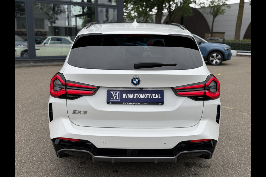 BMW iX3 M SPORT High Executive 80 kWh VAN €49.900 VOOR €45.899 | UW WK-VOORDEEL €4.001 | SOH 98% | 15000 KM UNIEKE KM STAND | FULL OPTIONS  | PANODAK | ADD. CRUISE | HEADUP | 360 CAMERA | STOEL + STUURVERWARMING | HARMAN /KARDON | RIJKLAARPRIJS MET 12 MND BOVAG GARANTIE |