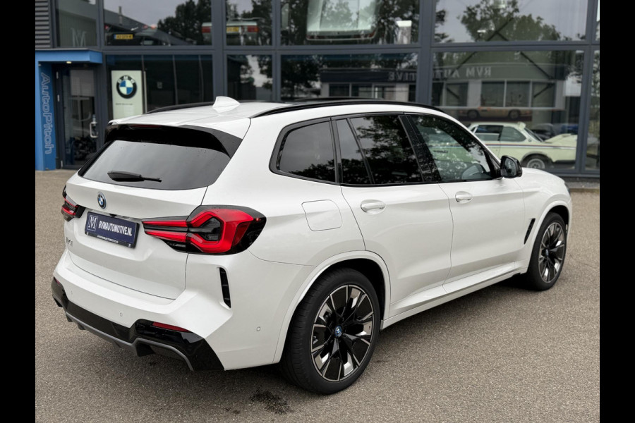 BMW iX3 M SPORT High Executive 80 kWh VAN €49.900 VOOR €45.899 | UW WK-VOORDEEL €4.001 | SOH 98% | 15000 KM UNIEKE KM STAND | FULL OPTIONS  | PANODAK | ADD. CRUISE | HEADUP | 360 CAMERA | STOEL + STUURVERWARMING | HARMAN /KARDON | RIJKLAARPRIJS MET 12 MND BOVAG GARANTIE |