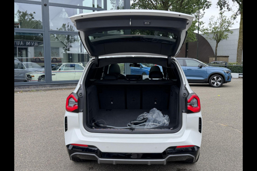BMW iX3 M SPORT High Executive 80 kWh VAN €49.900 VOOR €45.899 | UW WK-VOORDEEL €4.001 | SOH 98% | 15000 KM UNIEKE KM STAND | FULL OPTIONS  | PANODAK | ADD. CRUISE | HEADUP | 360 CAMERA | STOEL + STUURVERWARMING | HARMAN /KARDON | RIJKLAARPRIJS MET 12 MND BOVAG GARANTIE |
