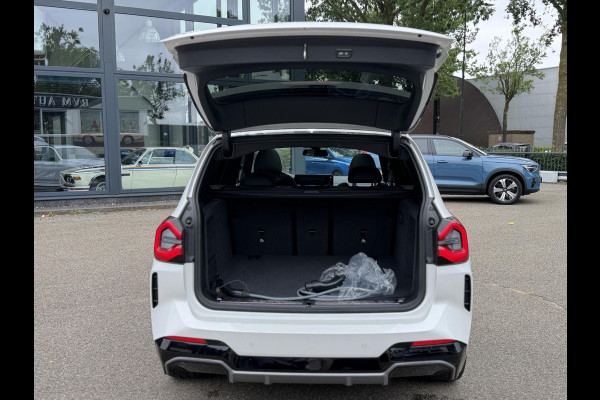 BMW iX3 M SPORT High Executive 80 kWh VAN €49.900 VOOR €45.899 | UW WK-VOORDEEL €4.001 | SOH 98% | 15000 KM UNIEKE KM STAND | FULL OPTIONS  | PANODAK | ADD. CRUISE | HEADUP | 360 CAMERA | STOEL + STUURVERWARMING | HARMAN /KARDON | RIJKLAARPRIJS MET 12 MND BOVAG GARANTIE |