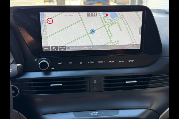 Hyundai Bayon 1.0 T-GDI Premium Creative Mild Hybrid - Automaat I Navigatie / Apple CarPlay I LED I PDC I Dealer onderhouden