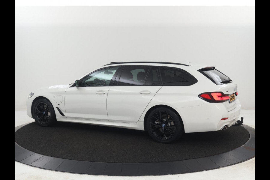 BMW 5 Serie Touring 530e xDrive M Sport | SOH 89,9% | Panoramadak | Head-Up | Full LED | Trekhaak | Carplay | Bluetooth | Navigatie | Sfeerverlichting | Stoelverwarming | Achteruitrij camera | Adaptive cruise control | Climate control