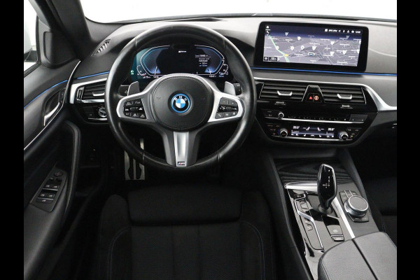 BMW 5 Serie Touring 530e xDrive M Sport | SOH 89,9% | Panoramadak | Head-Up | Full LED | Trekhaak | Carplay | Bluetooth | Navigatie | Sfeerverlichting | Stoelverwarming | Achteruitrij camera | Adaptive cruise control | Climate control