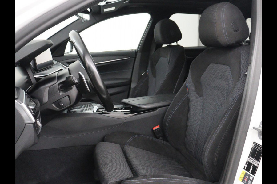 BMW 5 Serie Touring 530e xDrive M Sport | SOH 89,9% | Panoramadak | Head-Up | Full LED | Trekhaak | Carplay | Bluetooth | Navigatie | Sfeerverlichting | Stoelverwarming | Achteruitrij camera | Adaptive cruise control | Climate control