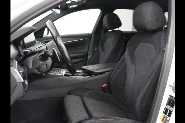 BMW 5 Serie Touring 530e xDrive M Sport | SOH 89,9% | Panoramadak | Head-Up | Full LED | Trekhaak | Carplay | Bluetooth | Navigatie | Sfeerverlichting | Stoelverwarming | Achteruitrij camera | Adaptive cruise control | Climate control