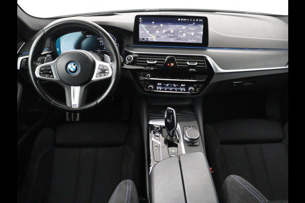 BMW 5 Serie Touring 530e xDrive M Sport | SOH 89,9% | Panoramadak | Head-Up | Full LED | Trekhaak | Carplay | Bluetooth | Navigatie | Sfeerverlichting | Stoelverwarming | Achteruitrij camera | Adaptive cruise control | Climate control