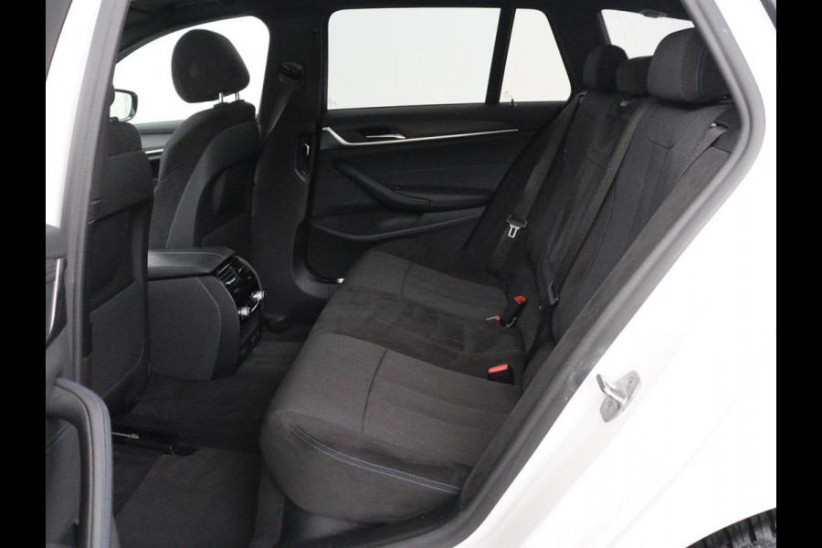 BMW 5 Serie Touring 530e xDrive M Sport | SOH 89,9% | Panoramadak | Head-Up | Full LED | Trekhaak | Carplay | Bluetooth | Navigatie | Sfeerverlichting | Stoelverwarming | Achteruitrij camera | Adaptive cruise control | Climate control