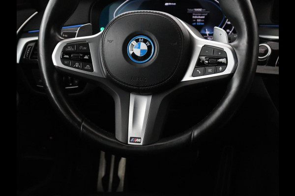BMW 5 Serie Touring 530e xDrive M Sport | SOH 89,9% | Panoramadak | Head-Up | Full LED | Trekhaak | Carplay | Bluetooth | Navigatie | Sfeerverlichting | Stoelverwarming | Achteruitrij camera | Adaptive cruise control | Climate control