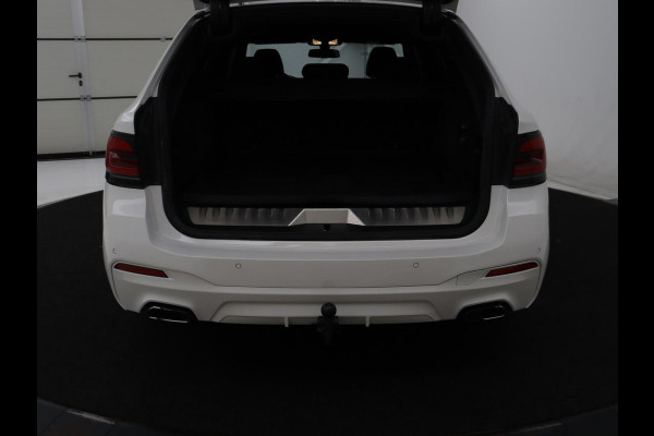 BMW 5 Serie Touring 530e xDrive M Sport | SOH 89,9% | Panoramadak | Head-Up | Full LED | Trekhaak | Carplay | Bluetooth | Navigatie | Sfeerverlichting | Stoelverwarming | Achteruitrij camera | Adaptive cruise control | Climate control