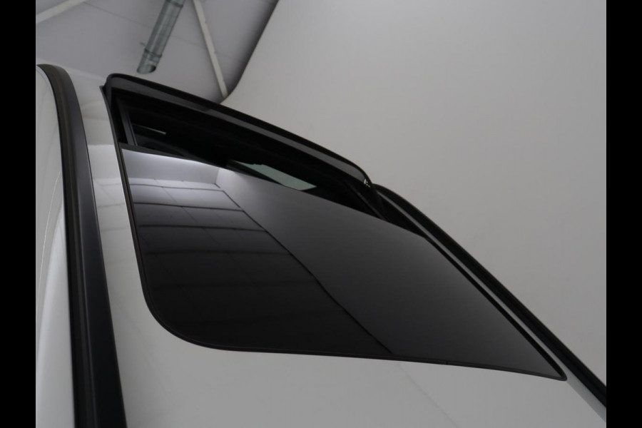 BMW 5 Serie Touring 530e xDrive M Sport | SOH 89,9% | Panoramadak | Head-Up | Full LED | Trekhaak | Carplay | Bluetooth | Navigatie | Sfeerverlichting | Stoelverwarming | Achteruitrij camera | Adaptive cruise control | Climate control