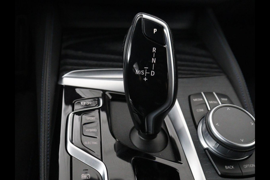 BMW 5 Serie Touring 530e xDrive M Sport | SOH 89,9% | Panoramadak | Head-Up | Full LED | Trekhaak | Carplay | Bluetooth | Navigatie | Sfeerverlichting | Stoelverwarming | Achteruitrij camera | Adaptive cruise control | Climate control