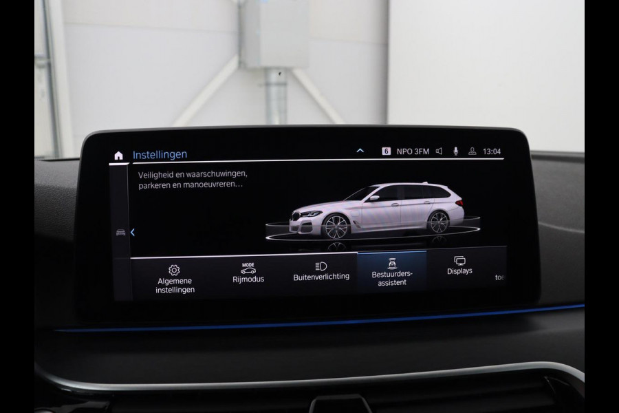 BMW 5 Serie Touring 530e xDrive M Sport | SOH 89,9% | Panoramadak | Head-Up | Full LED | Trekhaak | Carplay | Bluetooth | Navigatie | Sfeerverlichting | Stoelverwarming | Achteruitrij camera | Adaptive cruise control | Climate control