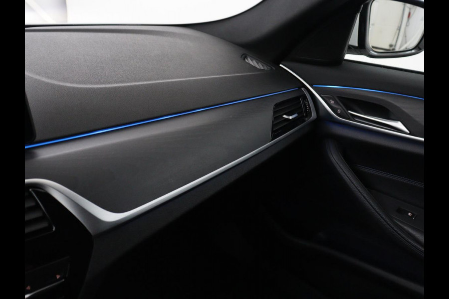 BMW 5 Serie Touring 530e xDrive M Sport | SOH 89,9% | Panoramadak | Head-Up | Full LED | Trekhaak | Carplay | Bluetooth | Navigatie | Sfeerverlichting | Stoelverwarming | Achteruitrij camera | Adaptive cruise control | Climate control