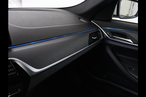 BMW 5 Serie Touring 530e xDrive M Sport | SOH 89,9% | Panoramadak | Head-Up | Full LED | Trekhaak | Carplay | Bluetooth | Navigatie | Sfeerverlichting | Stoelverwarming | Achteruitrij camera | Adaptive cruise control | Climate control